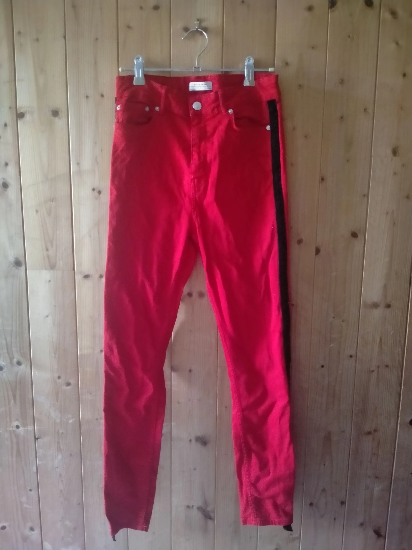 Pantalon Zara Woman rouge avec bandes noires T38 Premium Denim